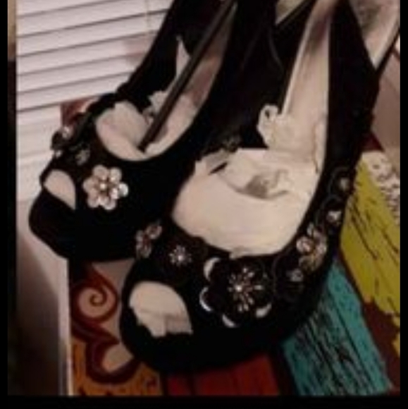 Shoes - Picture 12 of 16